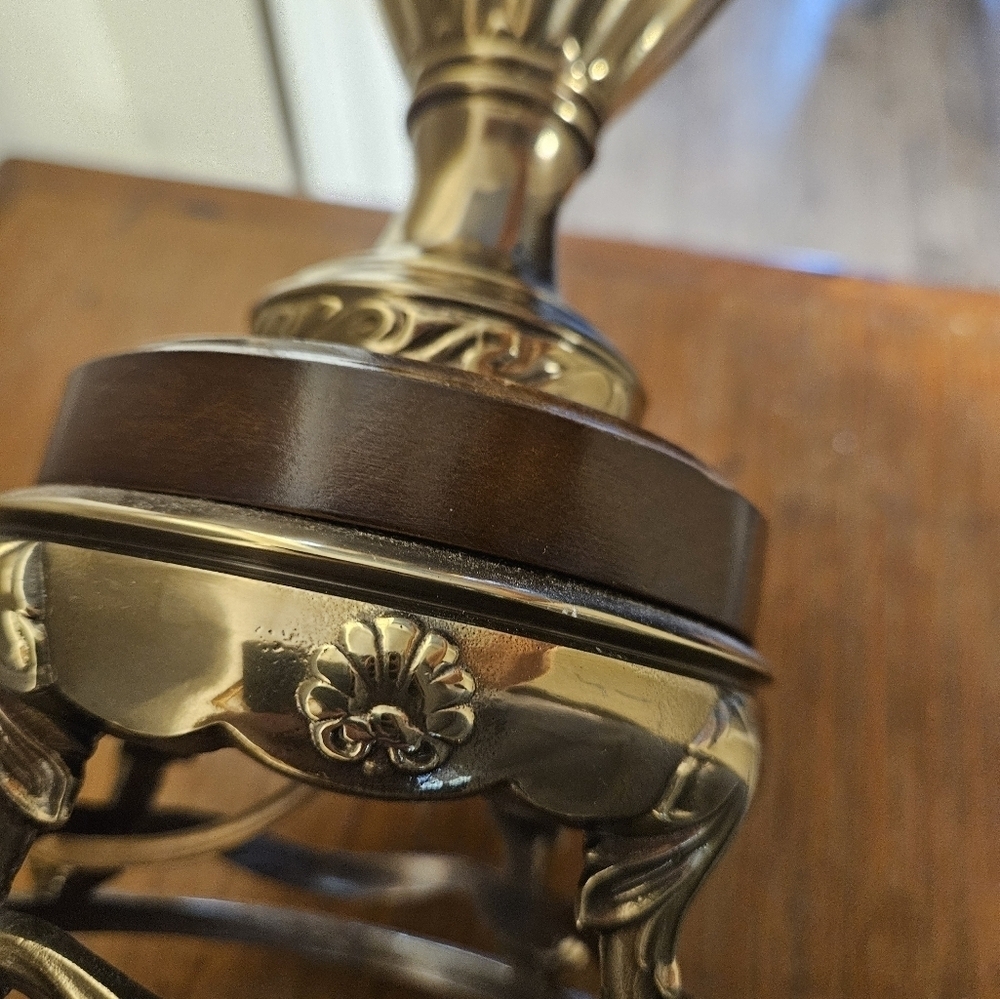 Vintage Rembrant wood & brass table lamp 1989. - Picture 7 of 12